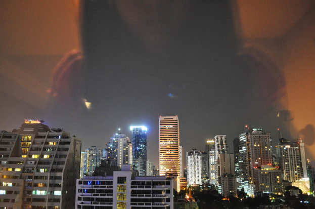 Geb├Ąude werden nachts beleuchtet.