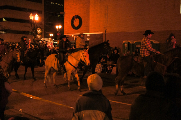 Eine Gruppe von Menschen reitet auf der Straße.