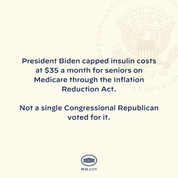 Plakat mit Text, der besagt: "Präsident Biden beschränkte die Kosten für Insulin auf 35 USD pro Monat für Senioren mit Medicare durch das Inflation Reduction Act" neben einem Logo.