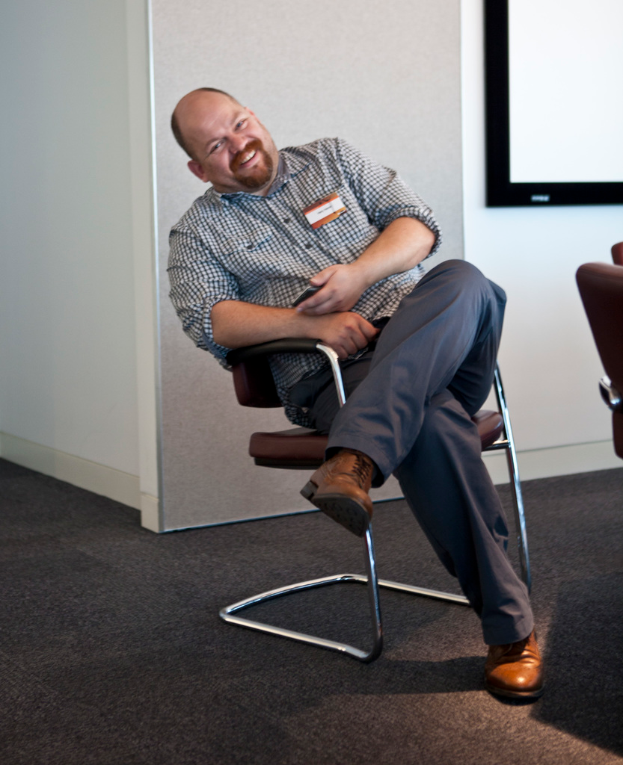 Eine Person sitzt auf einem Stuhl.