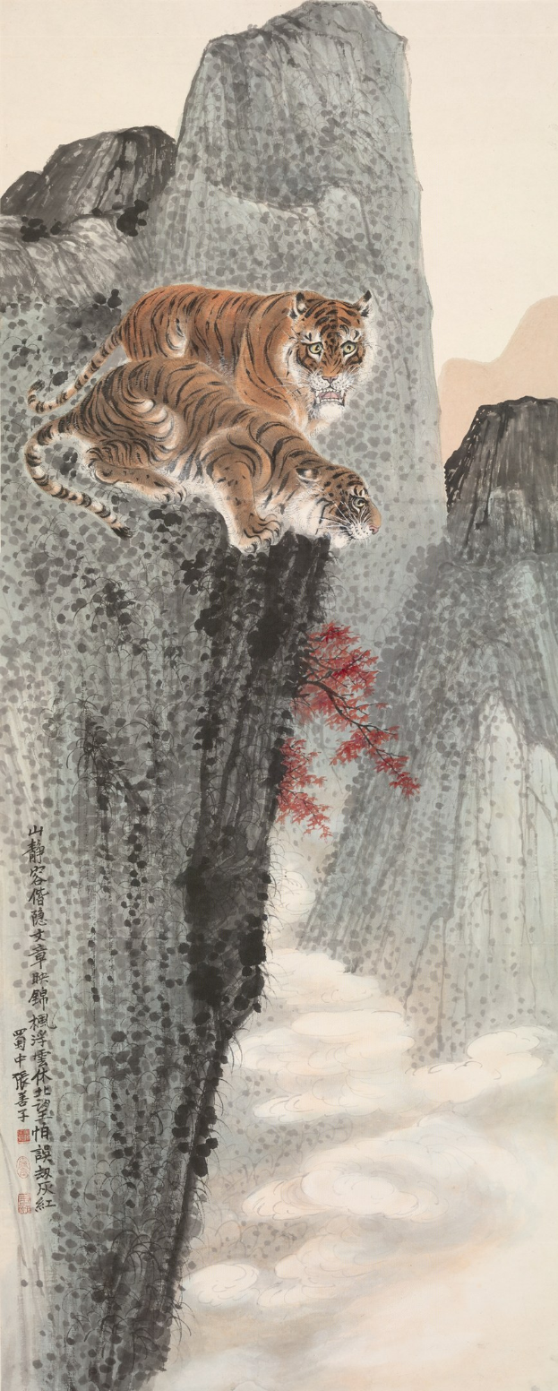 Zwei Tiger auf einem felsigen Kliff in einem traditionellen chinesischen Stil gemalt, umgeben von sanften Hügeln und einem hellblauen Himmel.