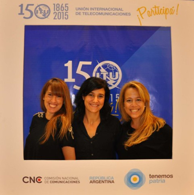 Ein Foto-Rahmen mit drei Frauen auf einem blauen Hintergrund, umgeben von Sponsorennamen und einem Unternehmensnamen.