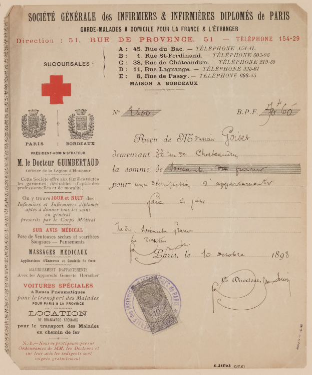 Ein altes medizinisches Dokument mit einem roten Kreuz, Text, Stempeln und einem Logo, das die Mission der Organisation symbolisiert, medizinische Versorgung zu bieten.