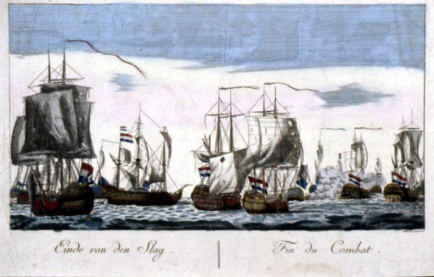 Ein Bild von mehreren Schiffen im Wasser mit wehenden Flaggen und dem Text "Cinde van den Slag - Fin du Combat" unten.