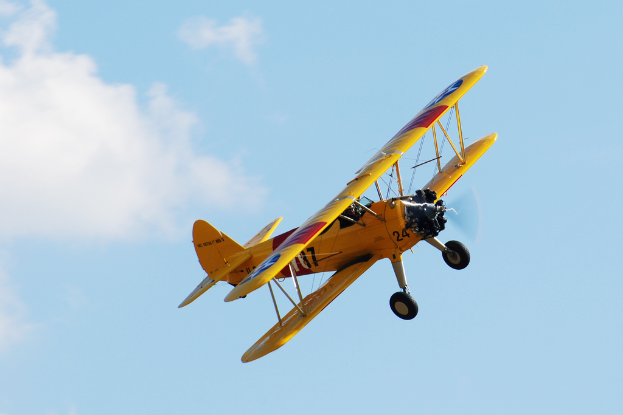 Ein Flugzeug am Taghimmel.