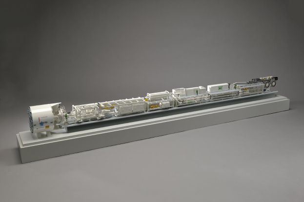 Ein detailliertes Modell des neuen Wasserstoff-Brennstoffzellensystems von Sainsbury's auf einer weißen Oberfläche, das einen Kraftstofftank, einen Kraftstofffilter, eine Kraftstoffeinspritzung und eine Stromquelle zeigt und ihre Verbindungen demonstriert.