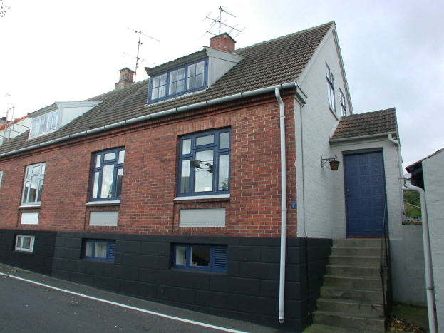 Ein dreigeschossiges Reihenhaus mit drei Schlafzimmern zum Verkauf auf St Marys Road, St Margaret's, Swansea, mit sichtbarem Dach, Fenstern, Türen, Treppe, einem Rohr, einer Wand, einem Baum und anderen Gegenst├Ąnden gegen einen Himmelshintergrund.