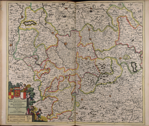 Ein aufgeschlagenes Buch, das eine detaillierte Karte von Deutschland mit geografischen Merkmalen wie Flüssen, Bergen und Städten zeigt, begleitet von beschreibendem Text.