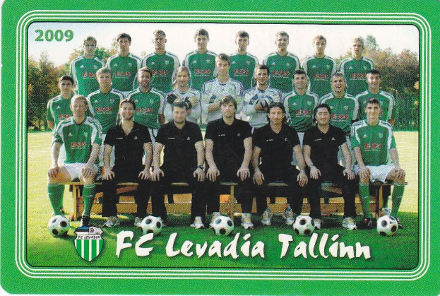 Ein Plakat der FC Levadia Tallinn Mannschaft mit einer Gruppe von Menschen im Vordergrund, Fußball im Hintergrund, Bäumen und einem klaren blauen Himmel und Text mit einem Logo unten.