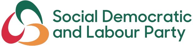 Der Text 'Sozialdemokratische Partei Deutschlands' in fetter schwarzer Schrift, mittig auf einem weißen Hintergrund mit einem dünnen schwarzen Rand.