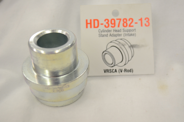 Ein Metallobjekt mit der Bezeichnung "HD 397 82 13 Zylinderkopfträgerstandadapter-Einlass."