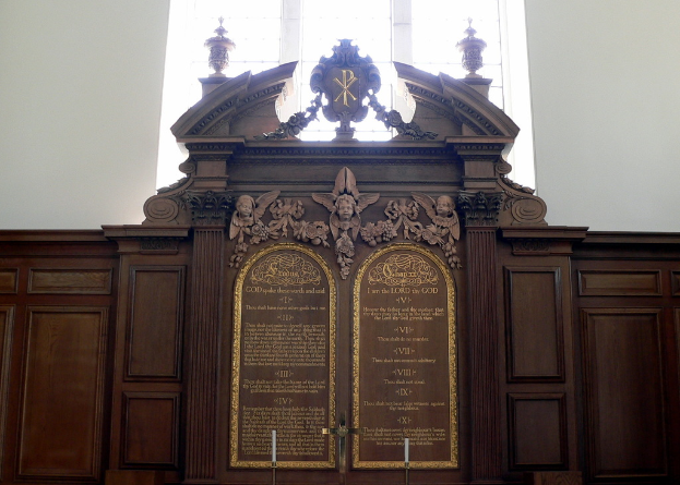 Museumstafel mit Text und Skulpturen darauf