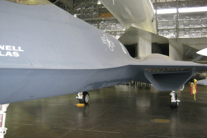 Ein großes kommerzielles Flugzeug im Flug.