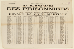 Eine alte, gelbliche Zeitung mit einer Liste von Gefangenen in zwei Spalten, eine für die Gefangenennummern und eine für die Namen, in schwarzer Tinte gedruckt.