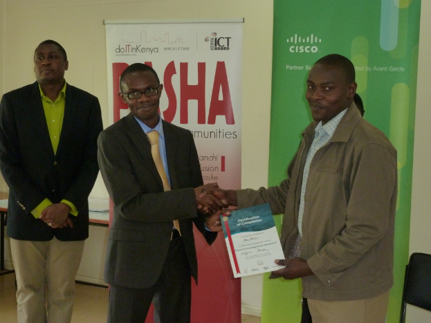 Personen mit Gutscheinen und Bannern, einem Stuhl und einem Blatt Papier im Hintergrund.