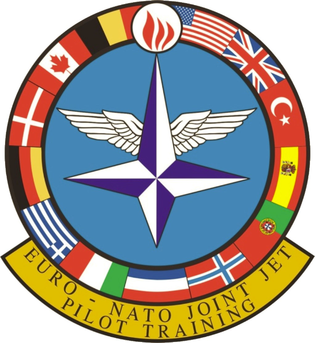 Logo der NATO-Joint-Jet-Pilot-Ausbildung mit einem blauen Kreis mit einem weißen Stern, umgeben von vier farbigen Flaggen und der Beschriftung "NATO Joint Jet" in Weiß.