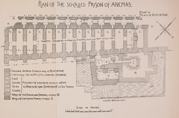 Ausführlicher architektonischer Plan des Anemas-Gefängnisses, der Räume, Korridore, Fenster und Türen zeigt, mit begleitendem erklärendem Text.