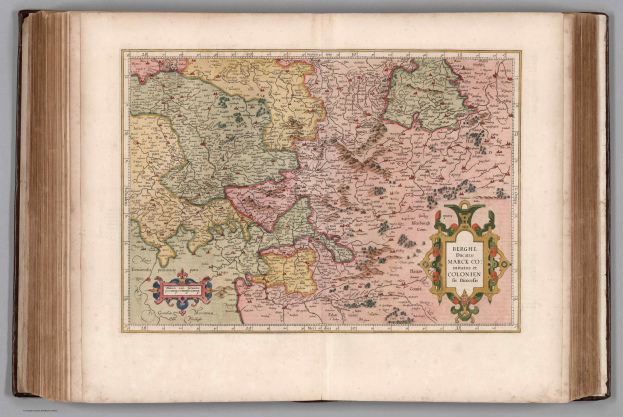 Offenes Buch zeigt eine detaillierte Karte von Deutschlands Regionen mit begleitendem Text.