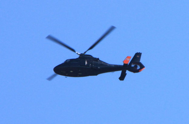 Ein Hubschrauber fliegt am Himmel.