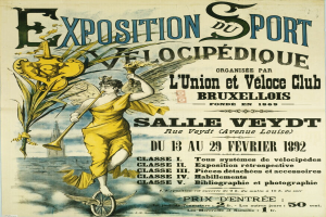 Ein Vintage-Plakat, das eine Sportausstellung bewirbt und eine Person in einem hellgelben Kleid zeigt, die entschlossen auf einem Fahrrad sitzt.