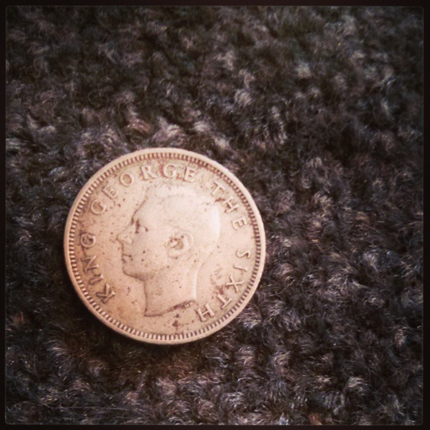 Eine Münze mit dem Bild eines Königs darauf.