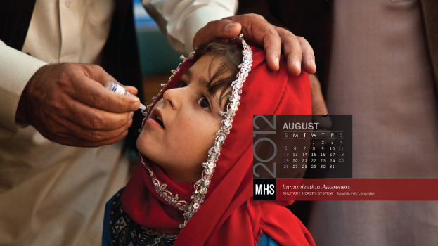 Eine Gruppe von Menschen, die mit einer Person mit einer Impfstoffflasche, einem Kalender und sichtbarem Text auf dem Bild steht.