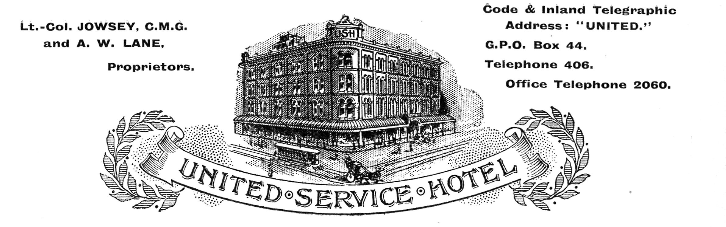 Schwarzes und weißes Zeichnung eines Hotels namens "United Service Hotel" mit einem großen Eingang, mehreren Fenstern und fettem Text umgeben von einem dekorativen Rahmen.