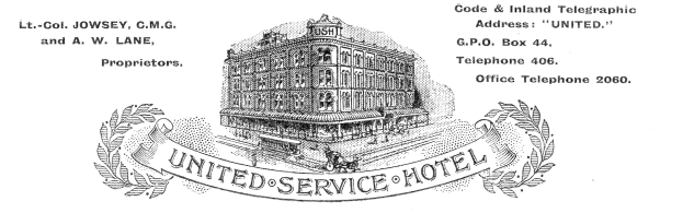 Schwarzes und weißes Zeichnung eines Hotels namens "United Service Hotel" mit einem großen Eingang, mehreren Fenstern und fettem Text umgeben von einem dekorativen Rahmen.
