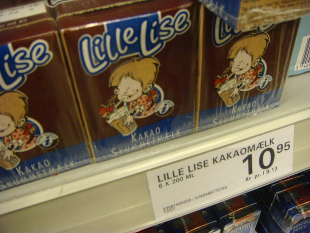 Lebensmittel auf einem Regal mit einem Etikett, das Text enthält.