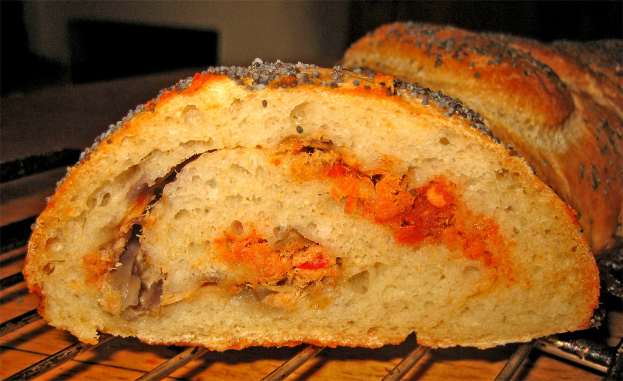 Gebratene Snacks auf einem Grill mit einem unscharfen Hintergrund.