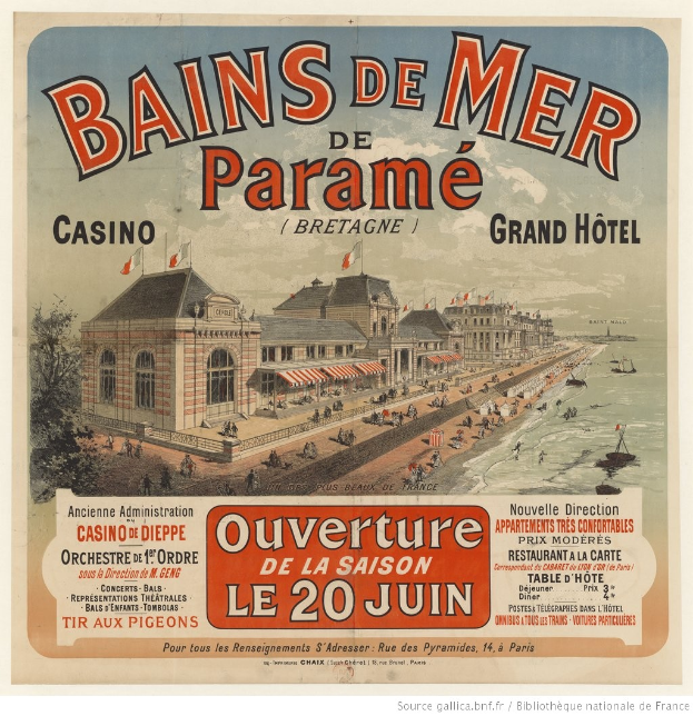 Ein Vintage-Plakat, das das Bains de Mer Casino und den Grand Hotel in Bretagne, Frankreich, bewirbt, mit Gebäuden, Menschen, Booten auf dem Wasser und einem hellblauen Himmel, mit Text.