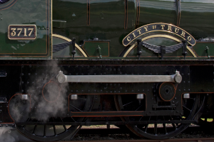 Ein Zug befindet sich auf einem Gleis.