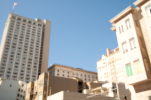 Mehrere Gebäude sind im Bild zu sehen.