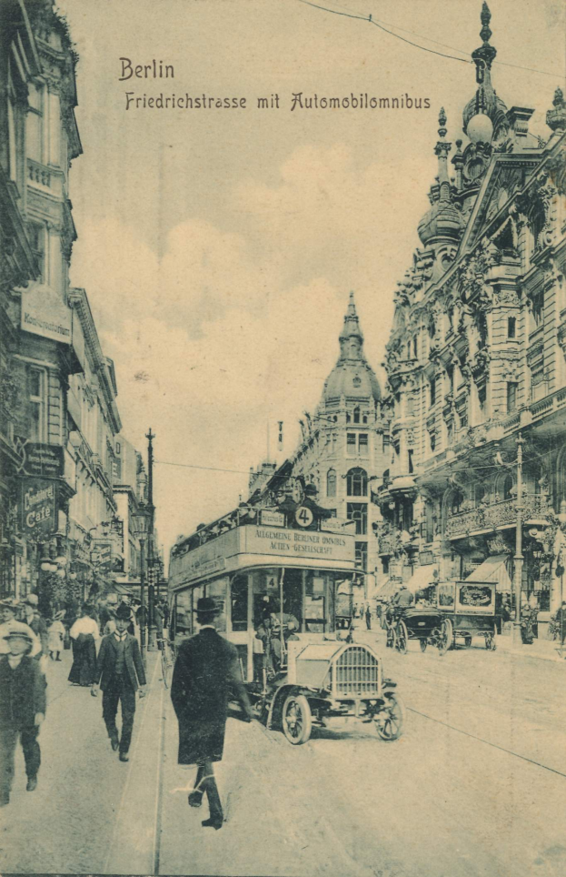Ein altes Schwarz-Weiß-Foto von Menschen, die eine Straße in Berlin, Deutschland, entlanggehen, mit Fahrzeugen, Gebäuden und einem bewölkten Himmel und einem Text oben.