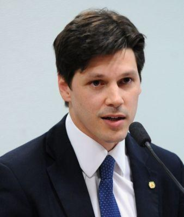 Ein Mann in Anzug und Krawatte spricht in ein Mikrofon, wahrscheinlich zur Genehmigung eines Gesetzes durch die Regierung, das den Internetgebrauch verbietet.