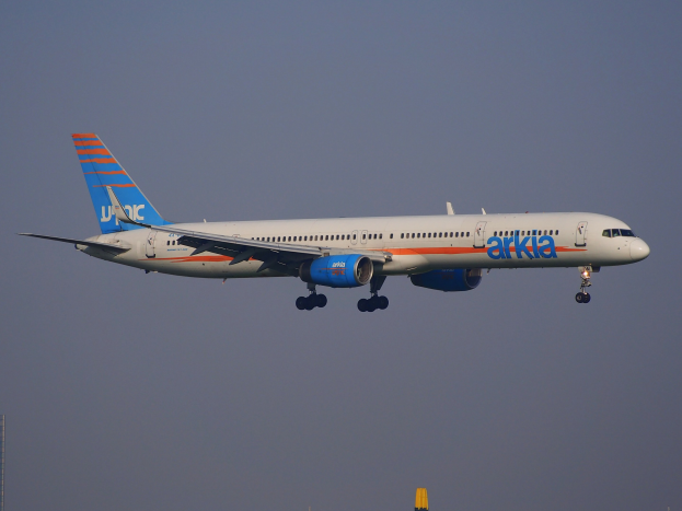 Airbus A330-300 der Arkia Airlines im Flug mit Strommasten darunter und einem Wasserzeichen in der rechten unteren Ecke.
