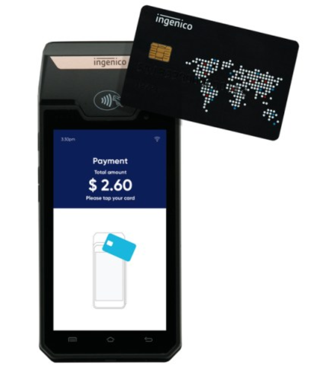 Mobiltelefon mit einer Kreditkarte daneben, das die Ingenico-Mobilzahlungssystem anzeigt.