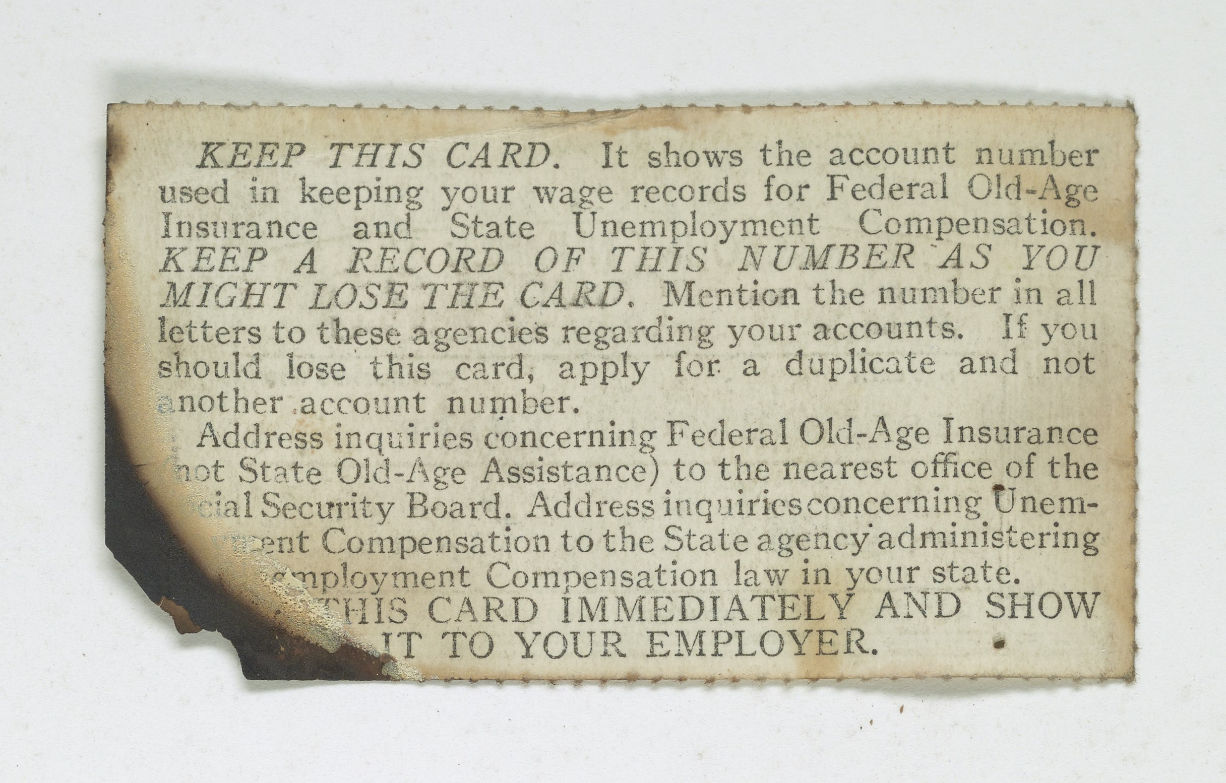 Ein Blatt Papier mit dem Text "Behalten Sie diese Karte, sie zeigt die Kontonummer, die für die Lohnunterlagen der gesetzlichen Rentenversicherung und Arbeitslosenversicherung verwendet wird."