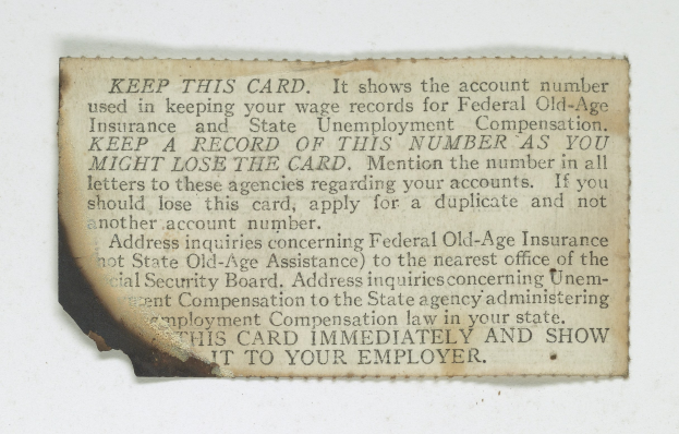 Ein Blatt Papier mit dem Text "Behalten Sie diese Karte, sie zeigt die Kontonummer, die für die Lohnunterlagen der gesetzlichen Rentenversicherung und Arbeitslosenversicherung verwendet wird."