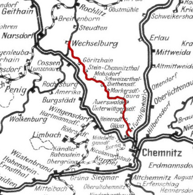 Eine schwarz-weiße Karte einer Stadt mit einer roten Linie, die die Route der Wechselburg und Chemnitz Eisenbahn anzeigt.