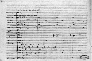 Schwarzes und weißes Notenblatt mit der Aufschrift "Johann Sebastian Bach - Symphonie Nr. 4 in G-Dur, Op. 63" und einem Stempel in der rechten unteren Ecke.