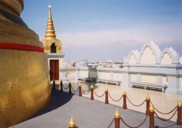 Eine Architekturterrasse mit vielen Geb√§uden im Hintergrund.