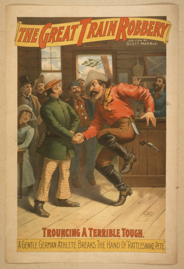 Eine Gruppe von Menschen, die drinnen stehen, einer hölt eine Waffe, mit Text oben und unten: "Der große Zugraub Überfällt - Trouching a Terrible Tough".